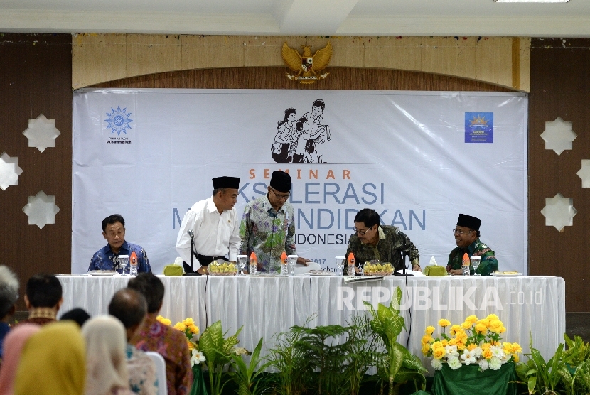 Dirjen Dikdasmen Kemendikbud Hamid Muhammad, Mendikbud Muhadjir Effedy, Ketua Umum PP Muhammadiyah Haedar Nashir, Wagub Maluku Zeth Sahuburua, dan Ketua PWM Abdul Haji Latua (dari kiri) saat Seminar Pendidikan pada Tanwir Muhammadiyah di Islamic Center Amb