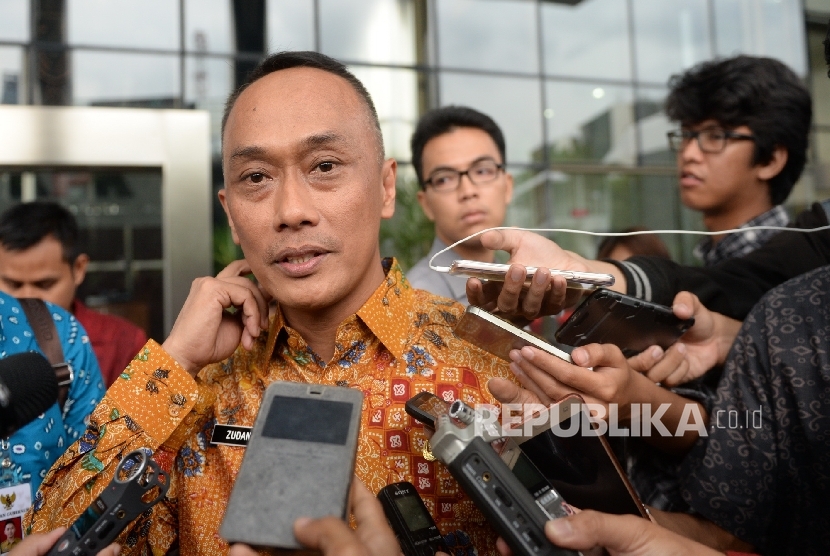 Dirjen Disdukcapil Zudan Arif Fakrulloh menjawab pertanyaan wartawan di Gedung KPK, Jakarta, Jumat (10/3).