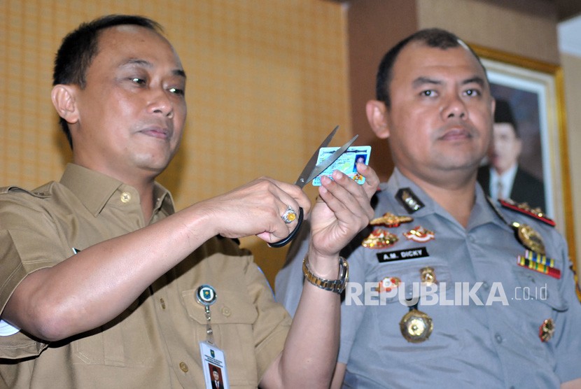[ilustrasi] Dirjen Dukcapil Kemendagri Zudan Arif Fakhrulloh (kiri) bersama Kapolres Bogor AKBP AM Dicky (kanan) menggunting KTP elektronik yang telah rusak.
