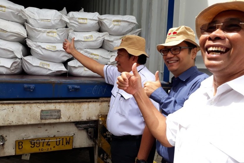 Dirjen Hortikultura Kementan, Spudnik Sujono, didampingi Managing Director PT East West Indonesia (Ewindo), Glenn Pardede, melepas 50 ton benih padi yang diekspor ke Jepang, Myanmar, dan Thailand, di Purwakarta, Jawa Barat, Kamis (21/12).