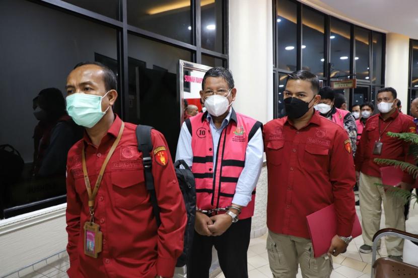 Kejaksaan Agung kembali memeriksa pejabat Kementerian Koordinator Perekonomian, dalam kasus dugaan impor garam. Foto ilustrasi Dirjen IFTK Kementerian Perindustrian Muhammad Khayam (kedua kiri) ditetapkan menjadi tersangka kasus impor garam oleh Kejaksaan Agung, pada Rabu (2/11/2022).