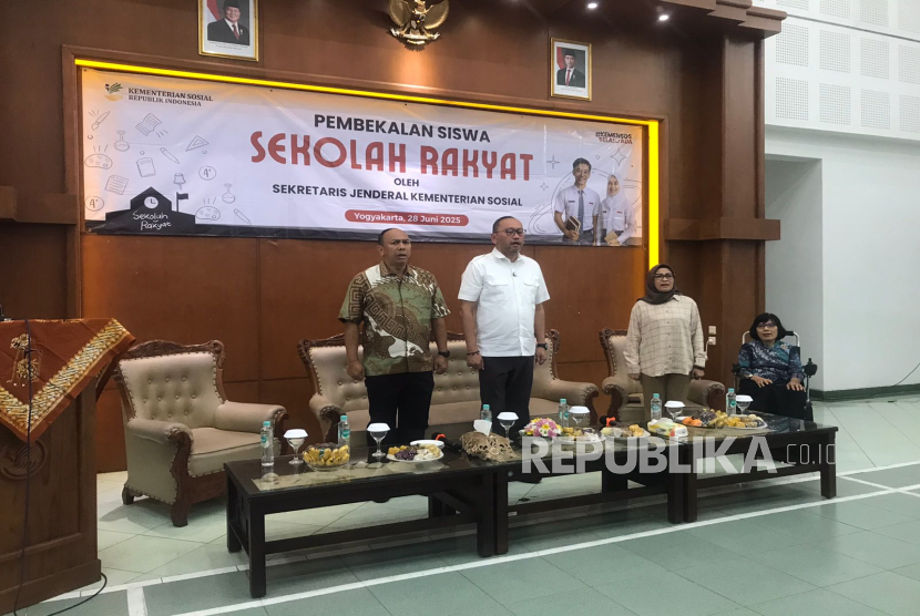 Dirjen Infrastruktur Digital Kementerian Komunikasi dan Digital (Komdigi) Wayan Toni Supriyanto, saat meninjau dan memberikan bantuan infrastruktur internet ke Sekolah Rakyat di Balai Besar Penelitian dan Pengembangan Pelayanan Kesejahteraan Sosial Kemensos RI, Kasihan, Bantul, Sabtu (28/6/2025).