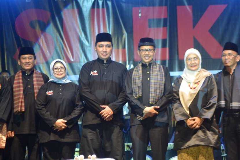 Dirjen Kebudayaan Kemendikbud Hilmar Farid (ketiga dari kiri) dan Gubernur Sumbar Irwan Prayitno (ketiga dari kanan) saat membuka Silek Arts Festival 2018 di Taman Budaya Sumbar Kota Padang.