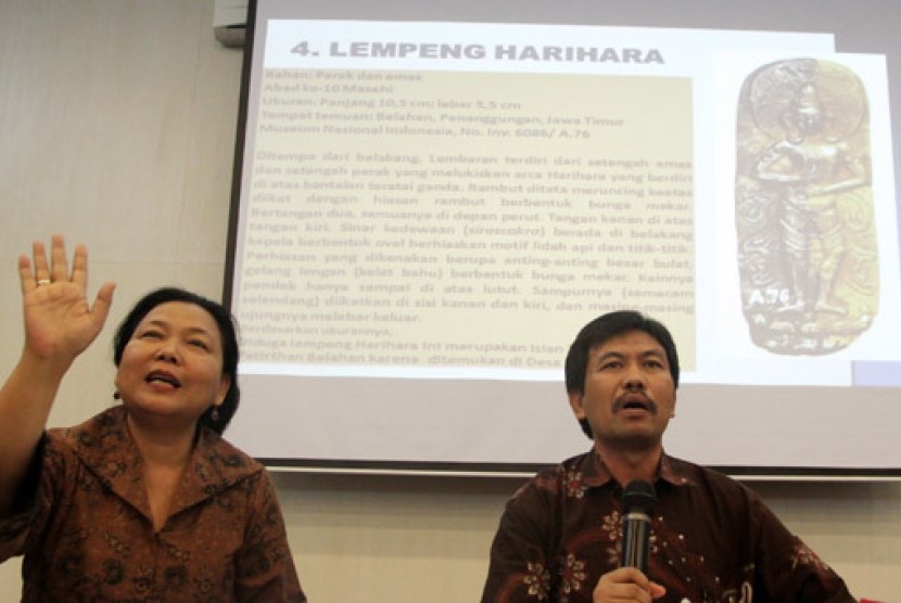 Dirjen Kebudayaan Kemendikbud Kacung Marijan (kanan) bersama Direktur Museum Nasional Intan Mardiana memberikan keterangan kepada wartawan terkait pencurian koleksi peninggalan bersejarah di Museum Nasional, Jakarta, Kamis (12/9).