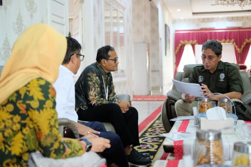 Dirjen Kebudayaan Kemendikbudristek Hilmar Farid memberikan arahan soal Cagar Budaya Nasional kepada jajaran Semen Padang di Dharmasraya, Selasa (23/8). 