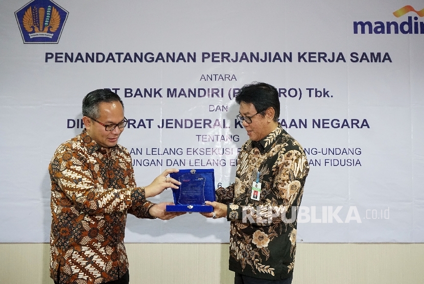 Dirjen Kekayaan Negara Sony Loho dan Direktur Utama Bank Mandiri Kartika Wirjoatmodjo berbincang usai melakukan penandatanganan perjanjian kerjasama di Jakarta, Jumat (16/6).