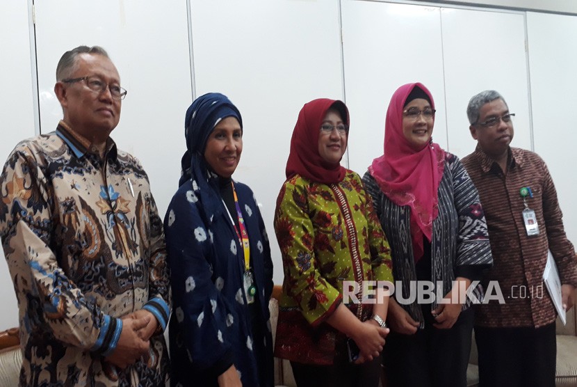  Dirjen Kesehatan Masyarakat Kemenkes Kirana Pritasari (tengah berkerudung  merah) usai mengisi temu media mengenai Hari Gizi Nasional 2019, di  Jakarta, Jumat. 