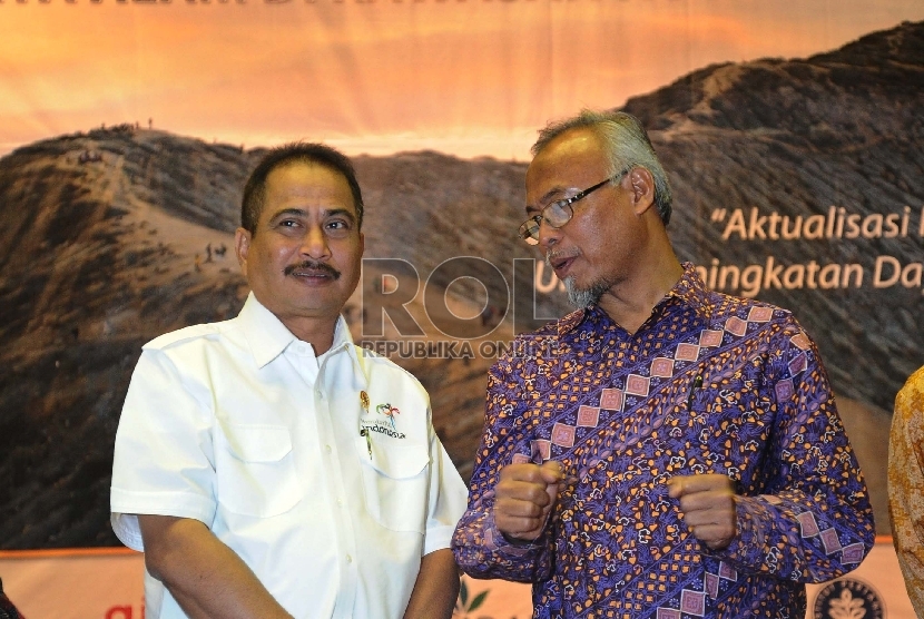 Dirjen Konservasi SDA dan Ekosistem Tachrir Fathoni (kanan), Menteri Pariwisata Arif Yahya (kiri) berbincang saat akan melakukan penandatanganan kerjasama di Jakarta, Selasa (27/10).