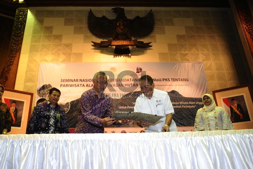 Dirjen Konservasi SDA dan Ekosistem Tachrir Fathoni (kiri), Menteri Pariwisata Arif Yahya bertukar draft saat melakukan kerjasama di Jakarta, Selasa (27/10).