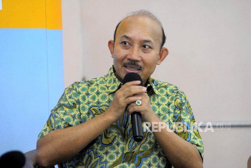  Dirjen Migas IGN Wiratmaja Puja menjadi pembicara dalam diskusi Energi Kita di Gedung Dewan Pers, Jakarta, Ahad (5/3). 