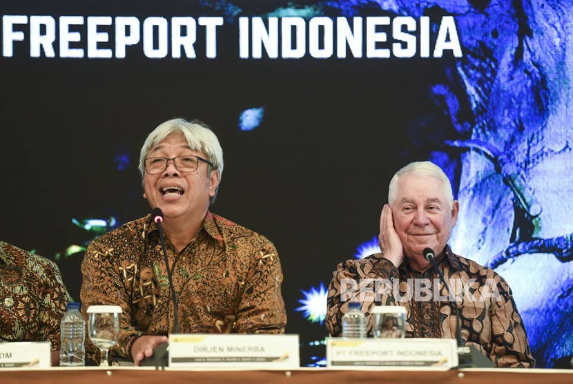 Dirjen Mineral dan Batubara Kementerian ESDM Bambang Gatot (kiri) bersama CEO Freeport McMoRan Richard Adkerson (kanan) memberikan keterangan pers seusai penyerahan Izin Usaha Pertambangan Khusus Operasi Produksi (IUPK) kepada PT Freeport Indonesia di Kementerian ESDM, Jakarta, Jumat (21/12/2018). 