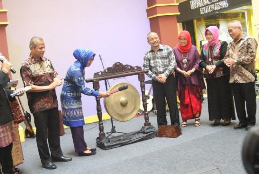 Dirjen Pemasaran Pariwisata Kementerian Pariwisata, Esthy Reko Astuti (memukul gong) saat meluncurkan ajang The 3rd Musi Triboatton 2014