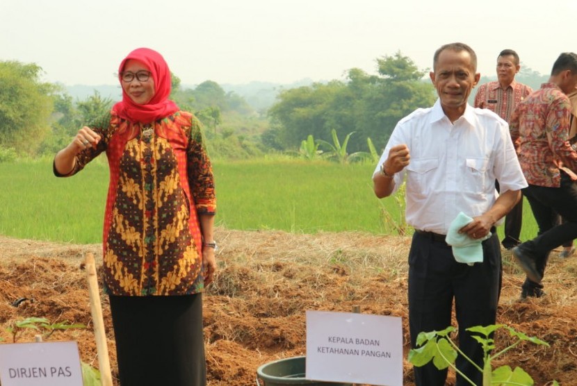 Dirjen Pemasyarakatan Sri Utami bersama Kepala BKP Agung Hendriadi menunjukkan lahan pemasyarakatan di Banten