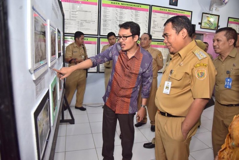 Dirjen Pembangunan pemberdayaan masyarakat desa (PPMD)  Ahmad Erani Yustika melakukan kunjungan ke desa rejosari kec Bojong kab Pekalongan.