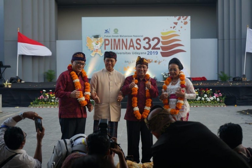 Dirjen Pembelajaran dan Kemahasiswaan, Ismunandar;  Asisten Gubernur 2 Bali;  Menristekdikti, M Nasir; dan  Rektor Universitas Udayana, AA Raka Sudewi (dari kiri ke kanan).