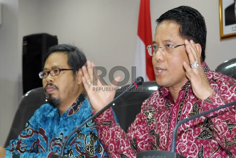 Dirjen Pendidikan Islam Departeman Agama Prof Phil Kamaruddin Amin (kanan) didampingi Kasubdit Pendidikan Pesantren Dr Ainur Rofiq, memberikan keterangannya pada acara konpers dalam rangka deklarasi hari santri, di Jakarta, Senin (19/10).