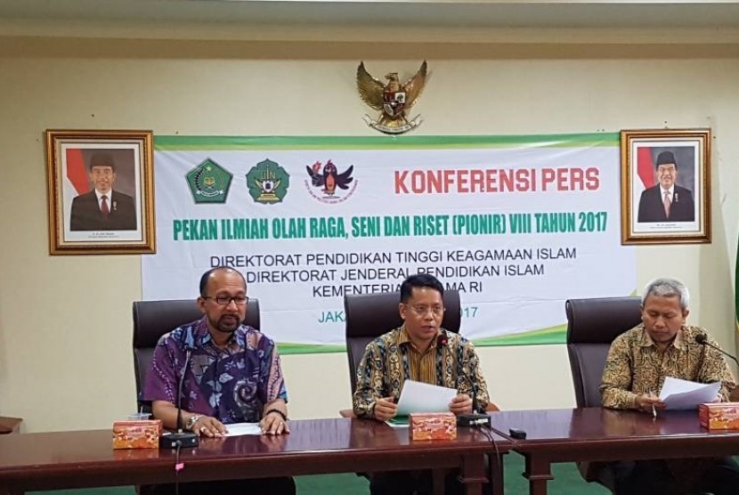 Dirjen Pendis Kemenag, Kamarudin Amin (tengah), menggelar konferensi pers Pekan Ilmiah, Olahraga, Seni, dan Riset (PIONIR) 2017 di Jakarta pada Jumat (21/4). 