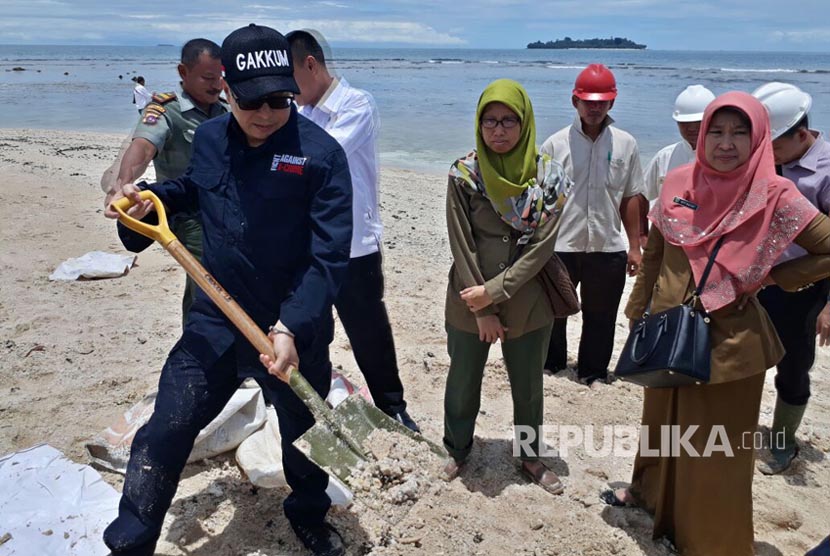 Dirjen Penegakan Hukum Kementerian Lingkungan Hidup dan Kehutanan (KLHK) melakukan inspeksi atas tumpahan 50 ton lemak sawit di Teluk Bayur, Padang pekan lalu. Hasilnya, hingga Selasa (3/10) masih ditemukan endapan lemak sawit di sejumlah pulau di Perairan Teluk Bayur dan Bungus Teluk Kabung, Padang.