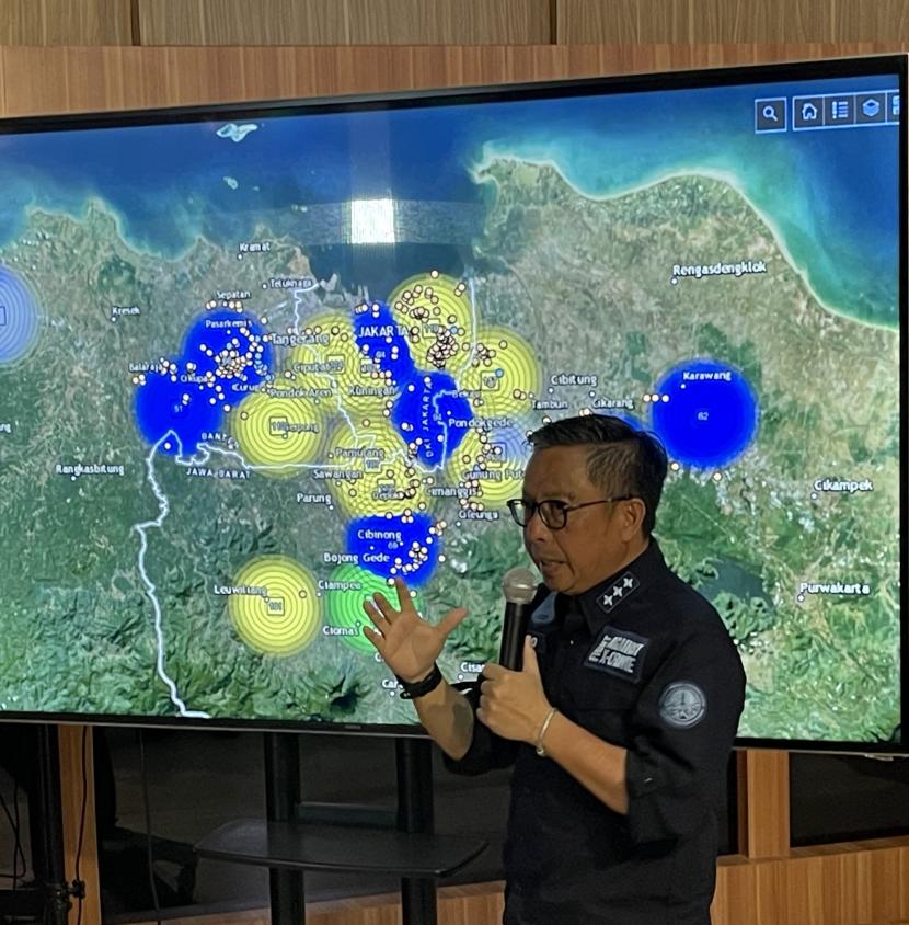 Dirjen Penegakan Hukum KLHK Rasio Ridho Sani menunjukkan dashboard monitoring kualitas udara Jabodetabek, di kantor KLHK, Jakarta, Rabu (21/8/2024).