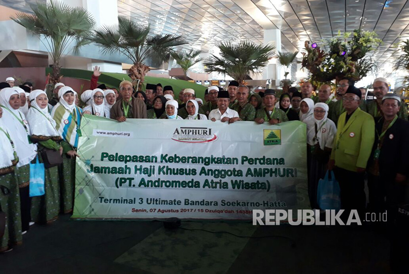 Dirjen Penyelenggar Haji dan Umrah Kemenag RI secara simbolis melepas jamaah haji khusus di Terminal 3 Bandara Soekarno-Hatta, Tangerang, Banten, Senin (7/8). 