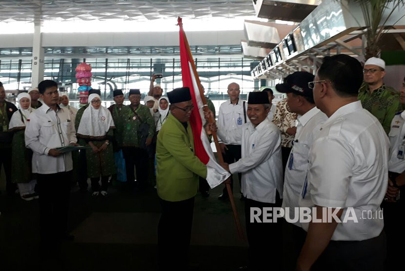 Dirjen Penyelenggara Haji dan Umrah Kemenag RI secara simbolis melepas jamaah haji khusus di Terminal 3 Bandara Soekarno-Hatta, Tangerang, Banten, Senin (7/8).