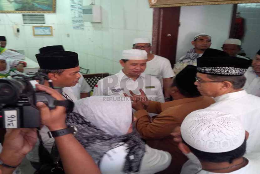  Dirjen Penyelenggara Haji dan Umrah (PHU) Kemenag RI, Abdul Djamil, mendegarkan keluhan jamaah haji asal Indonesia yang ditempatkan pemondokan di luar Markaziah, Madinah, Rabu (17/9).   (foto :  MCH Madinah)