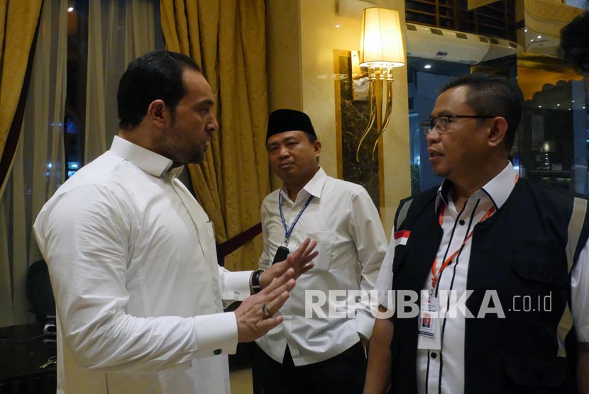  Dirjen Penyelenggaraan Haji dan Umrah Abdul Djamil (kedua kanan) menyapa jamaah haji saat meninjau fasilitas hotel di Madinah.