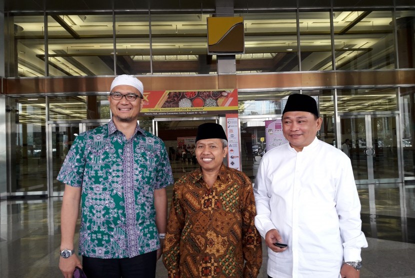Dirjen Penyelenggaraan Haji dan Umrah Nizar Ali (tengah), didampingi Direktur Bina Haji dan Umrah Muhajirin Yanis (kanan) dan Direktur Utama Patuna Travel Syam Resfiadi.
