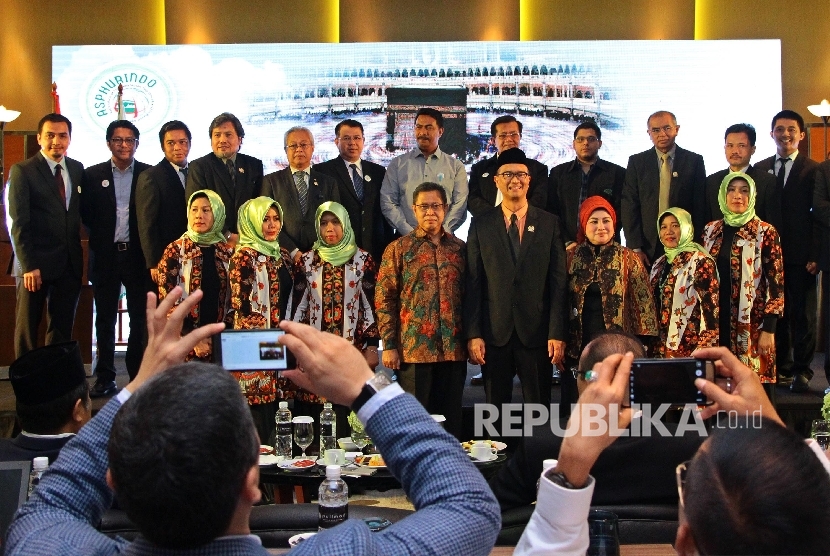 Dirjen Penyelenggaraan Haji dan Umroh Kemenag Abdul Djamil (keempat kiri), dan Ketua Umum Asosiasi Penyelenggara Haji Umroh dan Inbound Indonesia (Asphurindo) Syam Resfiady (keempat kanan), foto bersama jajaran pengurus Asphurindo 2017 (Ilustrasi)