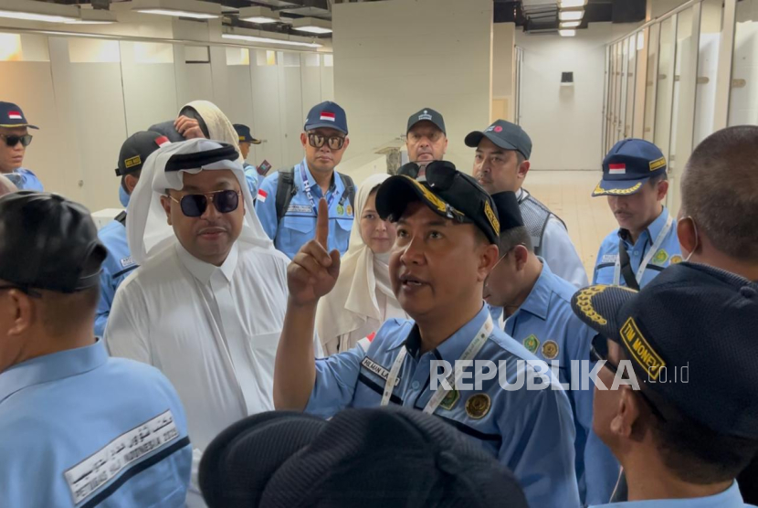 Dirjen Penyelenggaraan Ibadah Haji dan Umroh  Hilman Latief mengecek toilet yang akan digunakan jamaah haji Indonesia selama di tenda Arafah, Senin (26/5/2025). 