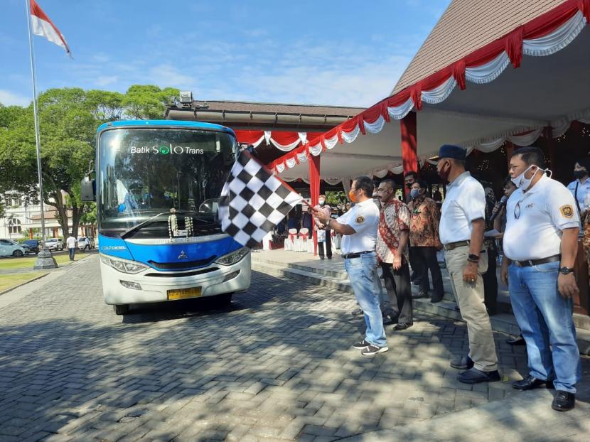 Dirjen Perhubungan Darat Kemenhub, Budi Setiyadi, meresmikan layanan TEMAN Bus (Transportasi Ekonomis, Mudah, Andal dan Nyaman) di Kota Solo bersamaan dengan peluncuran koridor 3 dan 4 Batik Solo Trans, di Balai Kota Solo, Sabtu (4/7). 