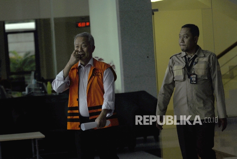 Dirjen Perhubungan Laut Antonius Tonny Budiono (kiri) keluar gedung KPK seusai pemeriksaan, Jakarta, Selasa (29/8). 