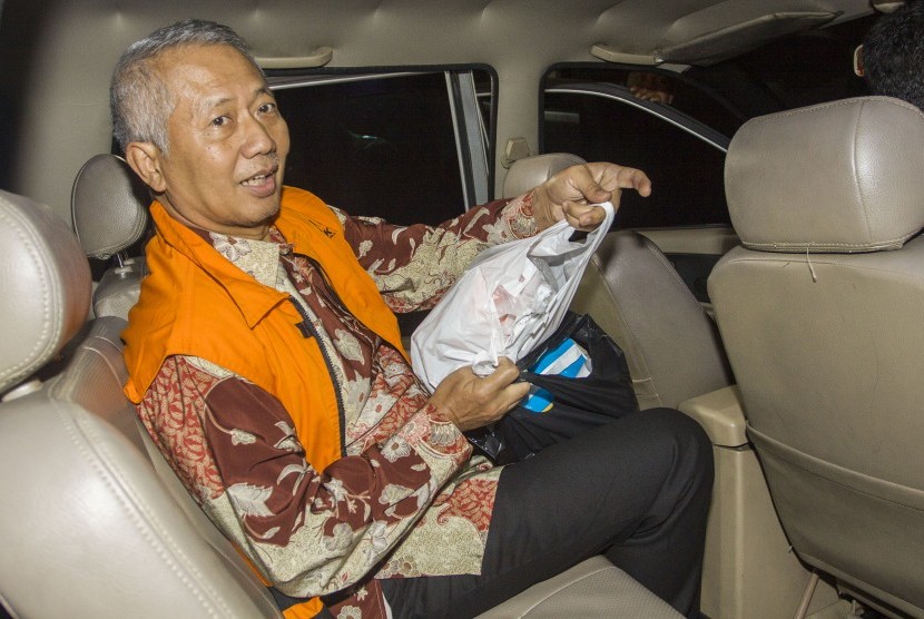 Dirjen Perhubungan Laut (Hubla) Kemenhub Antonius Tonny Budiono berada di dalam mobil usai menjalani pemeriksaan, di KPK, Jakarta, Jumat (25/8) dini hari.