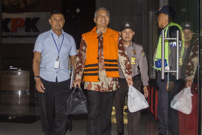Dirjen Perhubungan Laut (Hubla) Kemenhub Antonius Tonny Budiono keluar dari gedung KPK, usai menjalani pemeriksaan, di Jakarta, Jumat (25/8) dini hari.