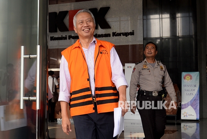 Dirjen Perhubungan Laut (Hubla) Kemenhub Antonius Tonny Budiono seusai menjalani pemeriksaan di Gedung KPK Jakarta, Selasa (12/9). 