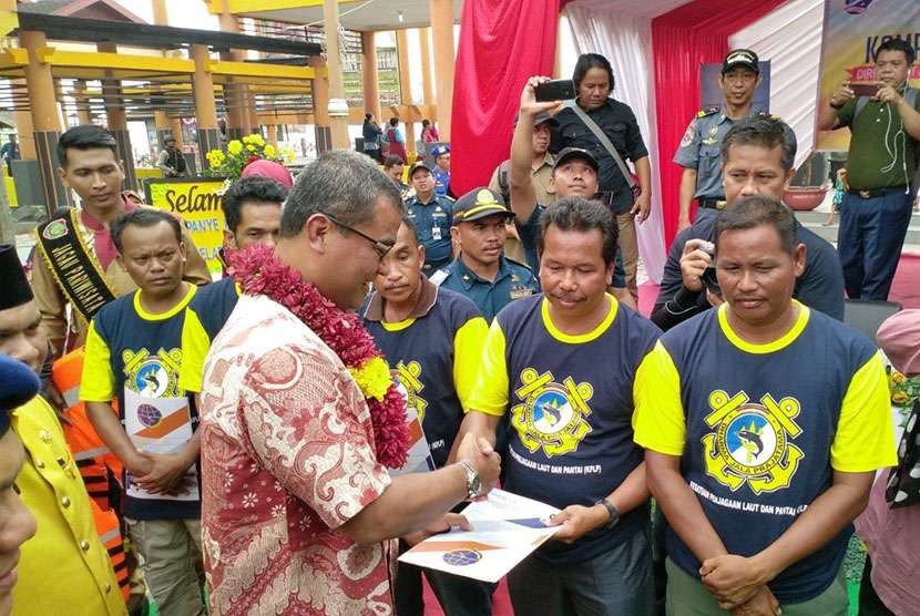  Dirjen Perhubungan Laut R Agus H Purnomo menyerahkan sertifikat kelaiklautan kepada nakhoda kapal tradisional penumpang. 