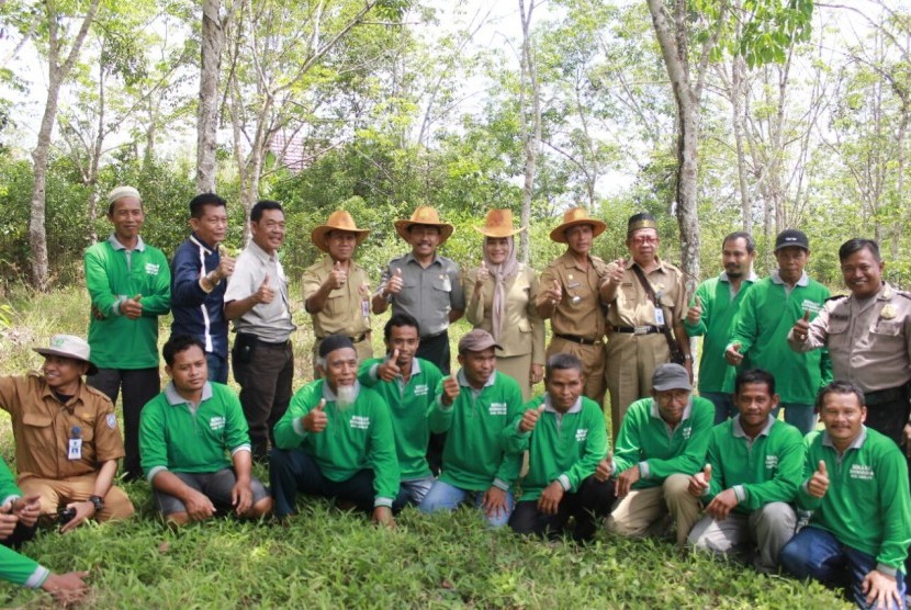 Dirjen Perkebunan, Bambang, saat mengunjungi kebun karet di Kabupaten Banjar, Kalimantan Selatan, bersama UPPB Maju Bersama, Senin (23/10).