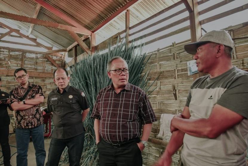 Dirjen Perkebunan Kasdi Subagyono saat berdialog dengan petani kopi organik di Pasuruan.