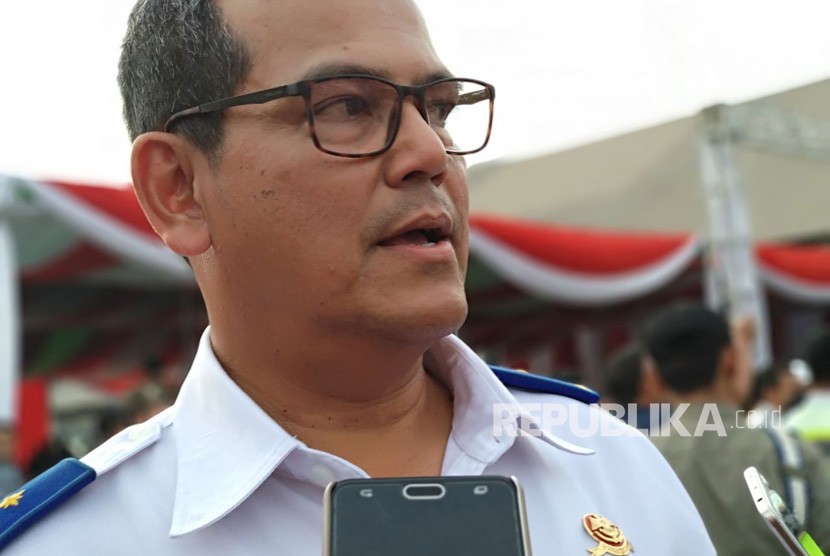 Dirjen Perkeretaapian Kementerian Perhubungan Zulfikri menjelaskan mengenai tarif light rail transit (LRT) Palembang di Pelabuhan Boom Baru, Jumat (20/4). 