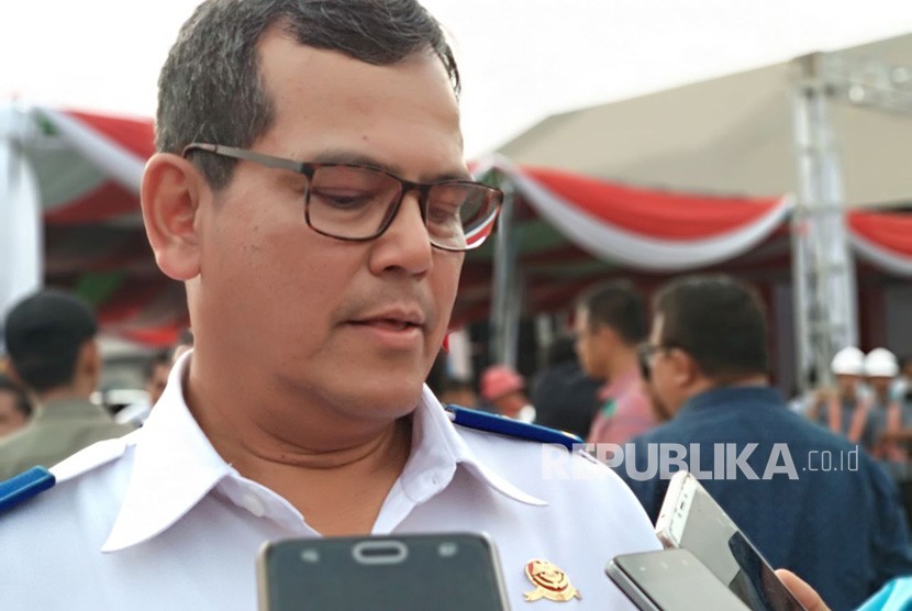 Dirjen Perkeretaapian Kementerian Perhubungan Zulfikri menjelaskan mengenai tarif light rail transit (LRT) Palembang di Pelabuhan Boom Baru, Jumat (20/4). 