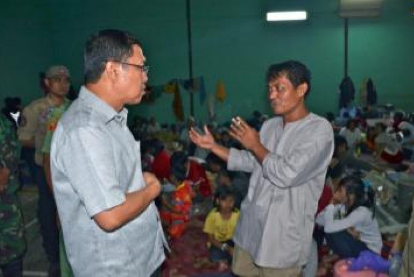 Dirjen Perlindungan dan Jaminan Sosial, Kementerian Sosial, Andi ZA Dulung saat meninjau korban banjir Baleendah