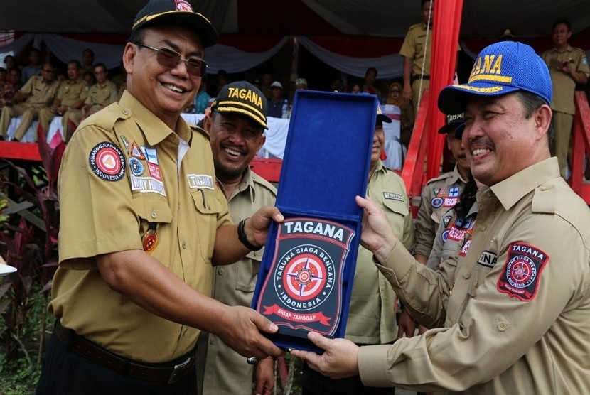 Dirjen Perlindungan dan Jaminan Sosial (Linjamsos) Kemensos Harry Hikmat (kiri) usai sambutan acara  Taruna Siaga Bencana (Tagana) se-Provinsi Kalimantan Barat (Kalbar) 
