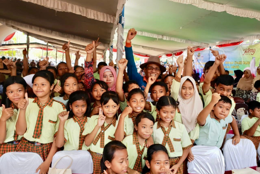 Dirjen Peternakah dan Kesehatan Hewan I Ketut Diarmita (tengah) berfoto bersama anak-anak di Rembang Jawa Tengah.