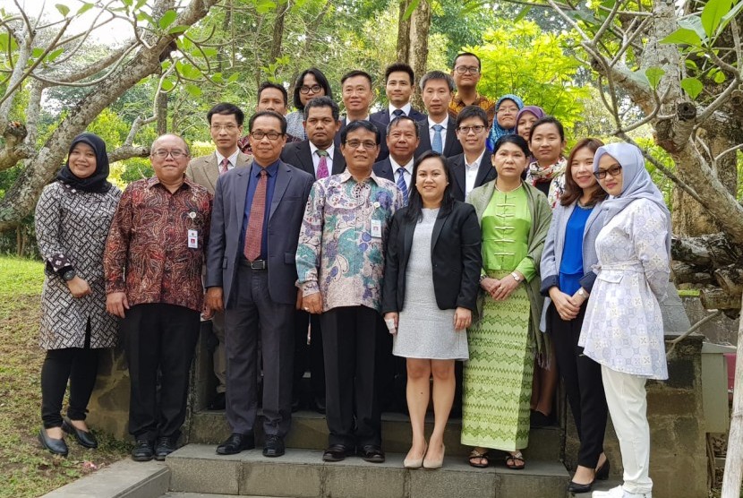 Dirjen Peternakan dan Kesehatan Hewan I Ketut Diarmita berdiri bersama peserta ASEAN Coordinating Center for Animal Health and Zoonosis (ACCAHZ) ke-14 di Yogyakarta, Rabu (27/6).