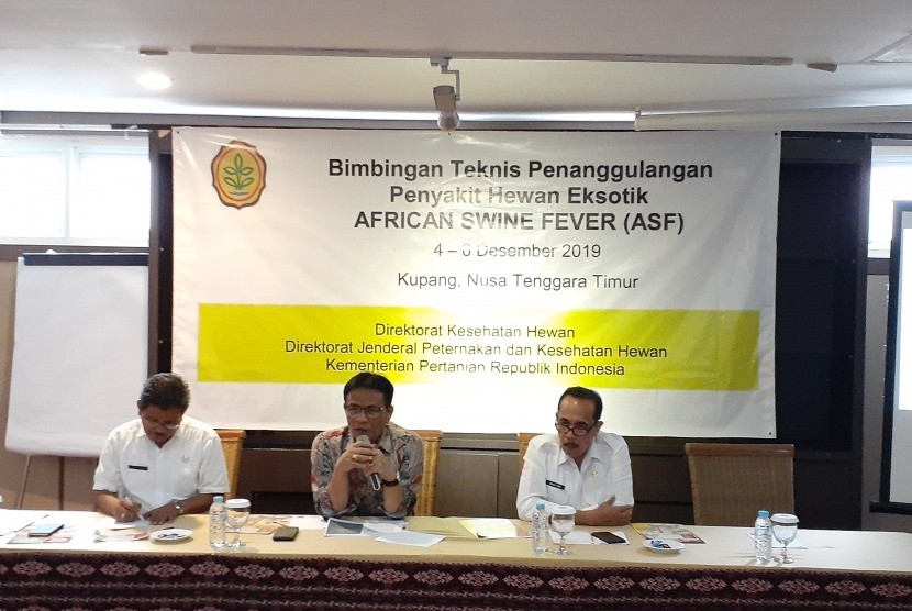 Dirjen Peternakan dan Kesehatan Hewan Kementan I Ketut Diarta (tengah) memberikan pengarahan di acara Bimbingan Teknis Penanggulangan Penyakit Hewan Eksotik ASF di Kupang, NTT, Rabu (14/12).  