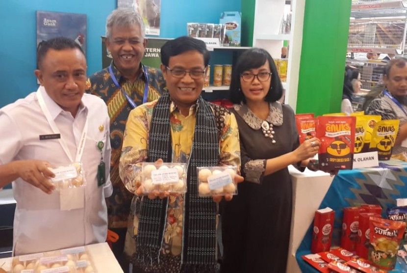 Dirjen Peternakan dan Keswan I Ketut Diarmita (tengah) dan Direktur Pemasaran Produk Peternakan Fini Murfiani (kanan) menunjukkan produk yang dipamerkan dalam Indo Livestock di Surabaya