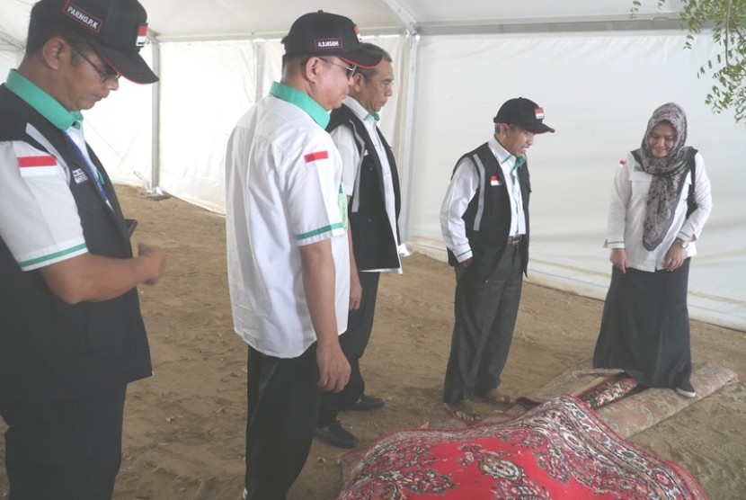 Dirjen PHU Kemenag Nizar Ali (kedua dari kanan) meninjau persiapan tenda di Arafah
