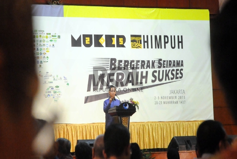 Dirjen PHU (Pengelenggara Haji Umroh) Kemenag Abdul Djamil memberikan kata sambutanya sekaligus membuka acara Musyawarah Kerja HIMPUH 2015 di Jakarta. Senin (2/11).
