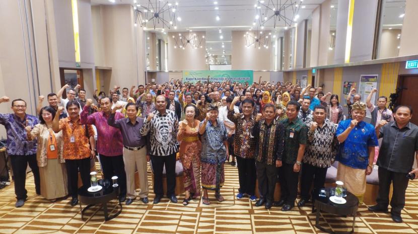  Dirjen PKH, I Ketut Diarmita saat berdiskusi dengan para tokoh yang hadir dalam Rapat Koordinasi Pengendalian Penyakit Babi Wilayah Bali dan NTT, Sabtu (6/3).