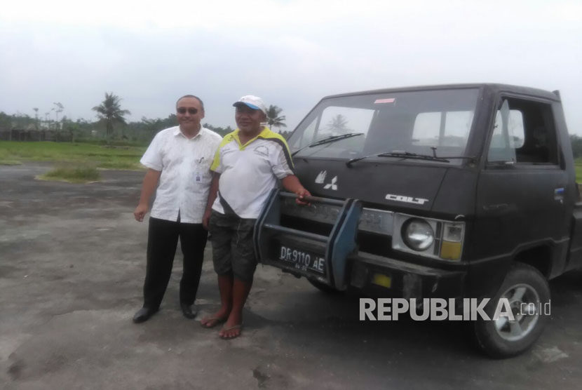 Dirjen Prasarana dan Sarana Pertanian Kementerian Pertanian Pending Dadih Permana berkunjung ke Ketua Gapoktan Bismillah Haji Saupi yang dianggap menjadi teladan bagi para petani sekitar di Lombok Tengah, NTB, Kamis (23/3). 